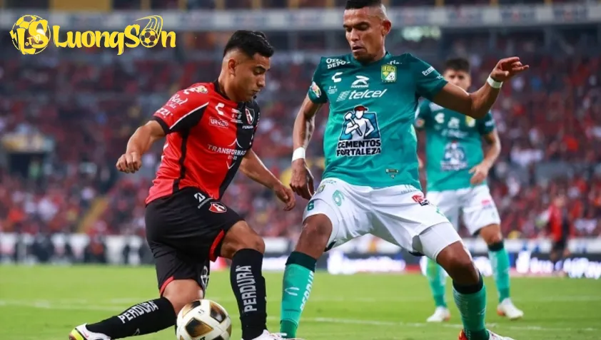 Cruz Azul và Leon hiện chỉ kém nhau 1 điểm trên BXH
