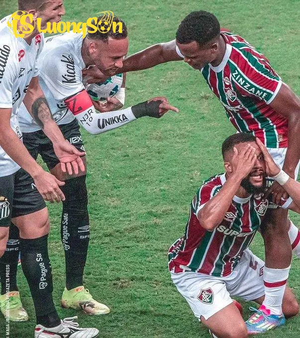 neymar làm lố trên sân nhận trái đắng