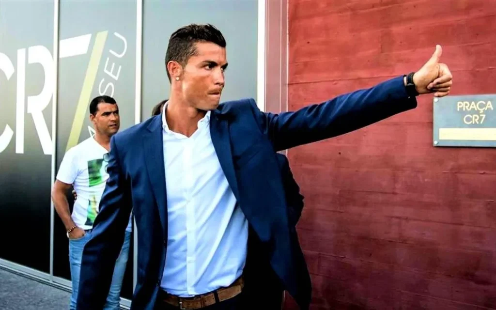 Cristian Ronaldo kí hợp đồng 400tr euro