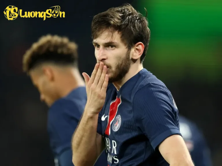 Kvaratskhelia đang hòa nhập rất nhanh trong màu áo PSG (Ảnh: Goal)