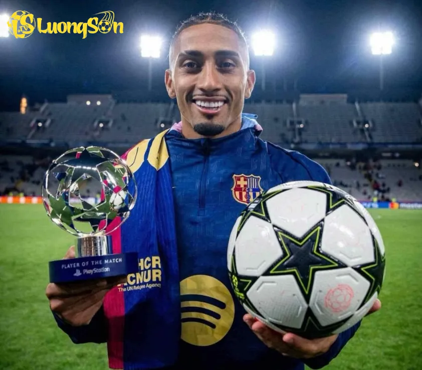 Raphinha đang có một mùa giải thăng hoa tột độ trong màu áo Barcelona